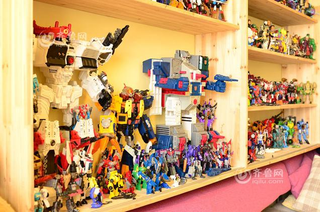Illustration for article titled Man in China Has Spent $32,000 Collecting Transformers